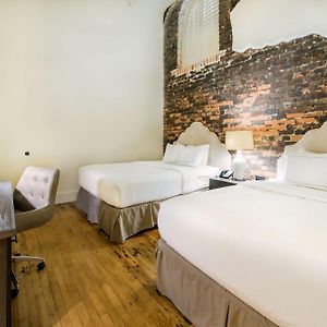 One-Bedroom Queen Suite Two Queen Beds